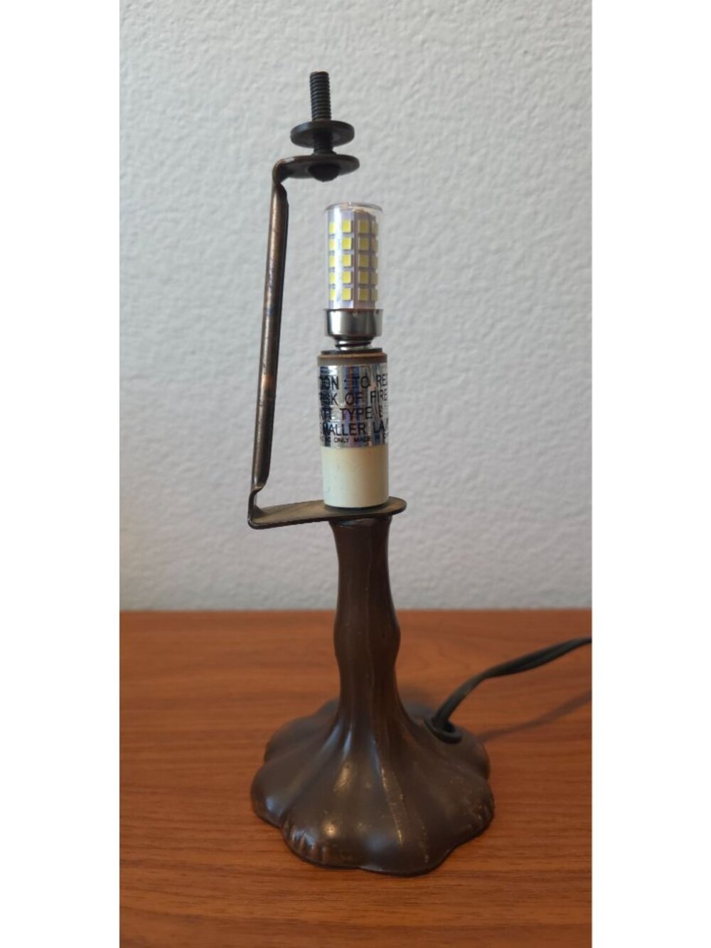 Vintage Tiffany-Style Accent Lamp w/ Stained Glass Floral Shade & Bronze Base - Picture 6 of 14